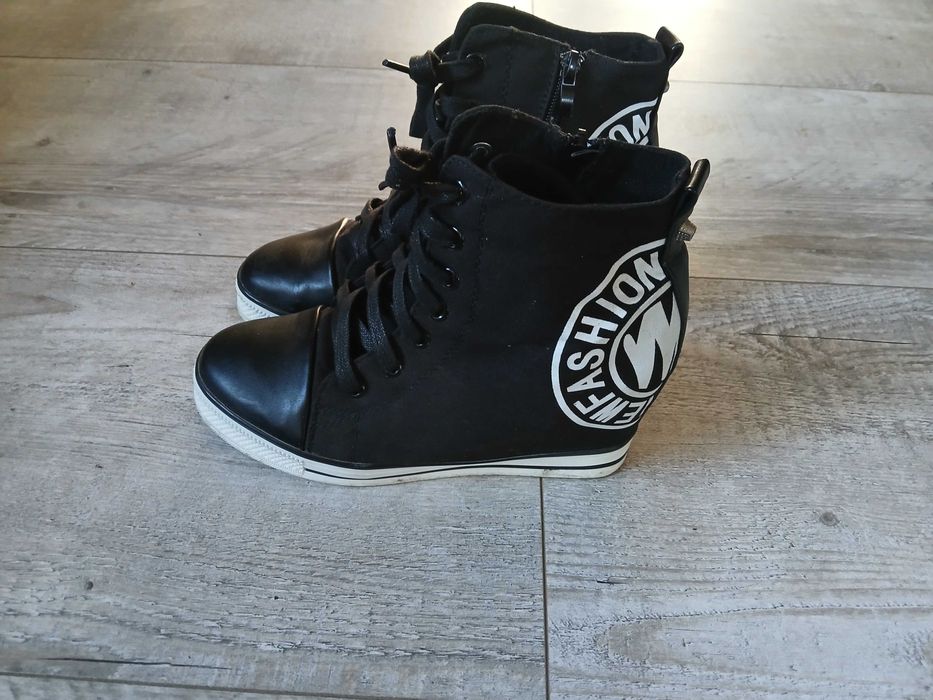 Trampki za kostkę na koturnie