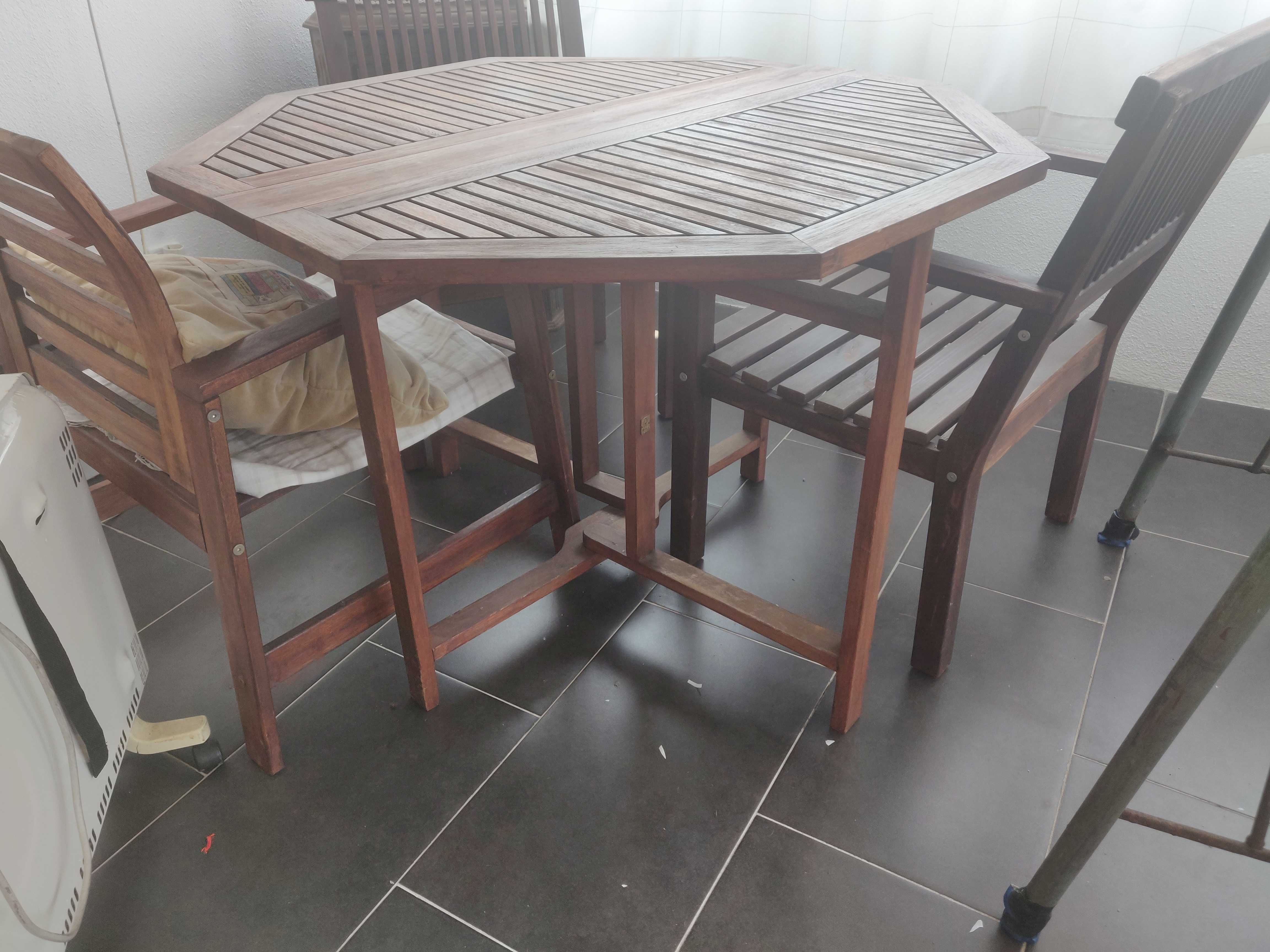 Mesa de jardim em madeira