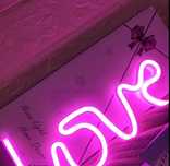 Neon na ścianę - napis LOVE