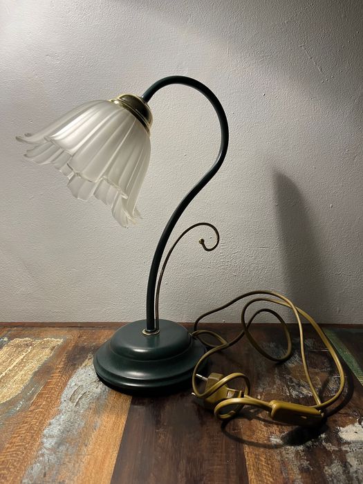 Lampa stojąca na stolik