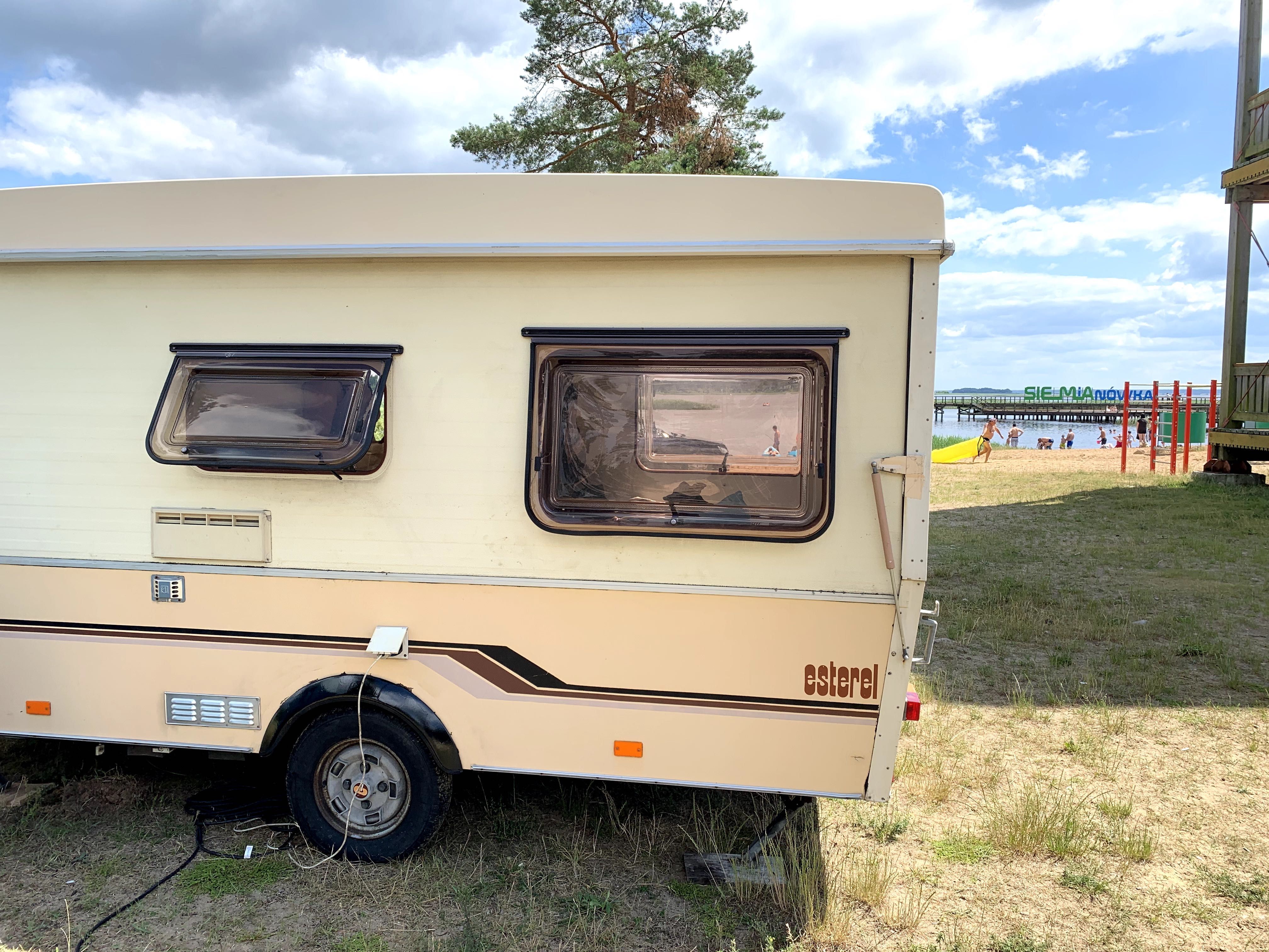 Przyczepa kempingowa lekka retro Esterel 4x2m, składane twarde ściany