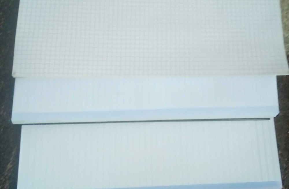 4 cadernos A4, 3 pautados e 1 quadriculado, de espiral novos.