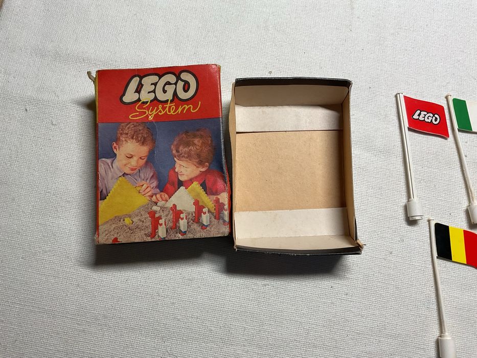 Antigo Lego System referencia 242A com bandeiras Raro nestas condicões