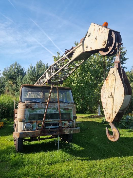 Dźwig na podwoziu Stara