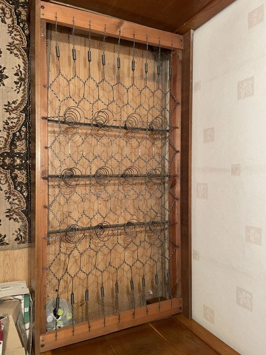 Łóżko drewniane na sprężynach stare