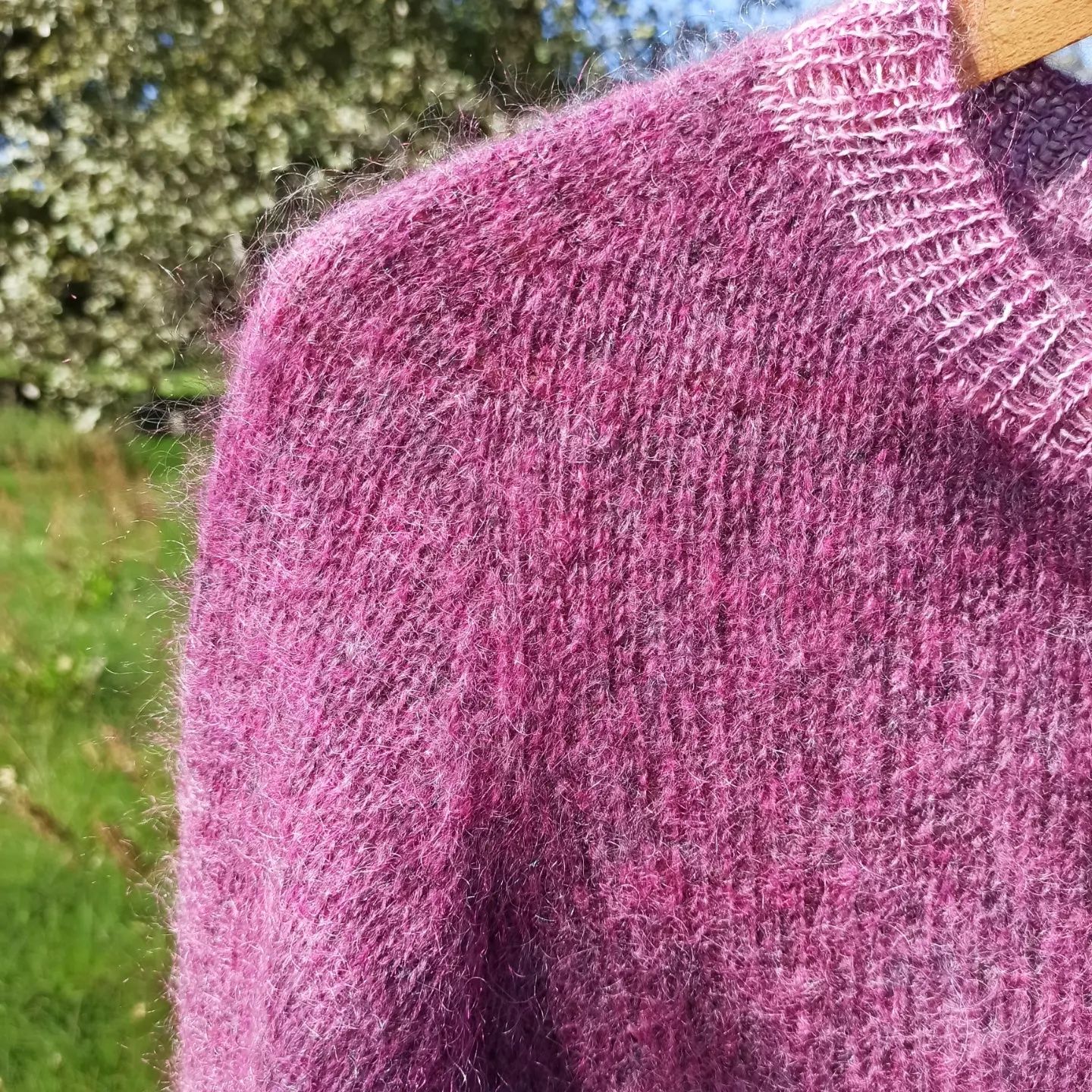 Sweter z moheru robiony na drutach