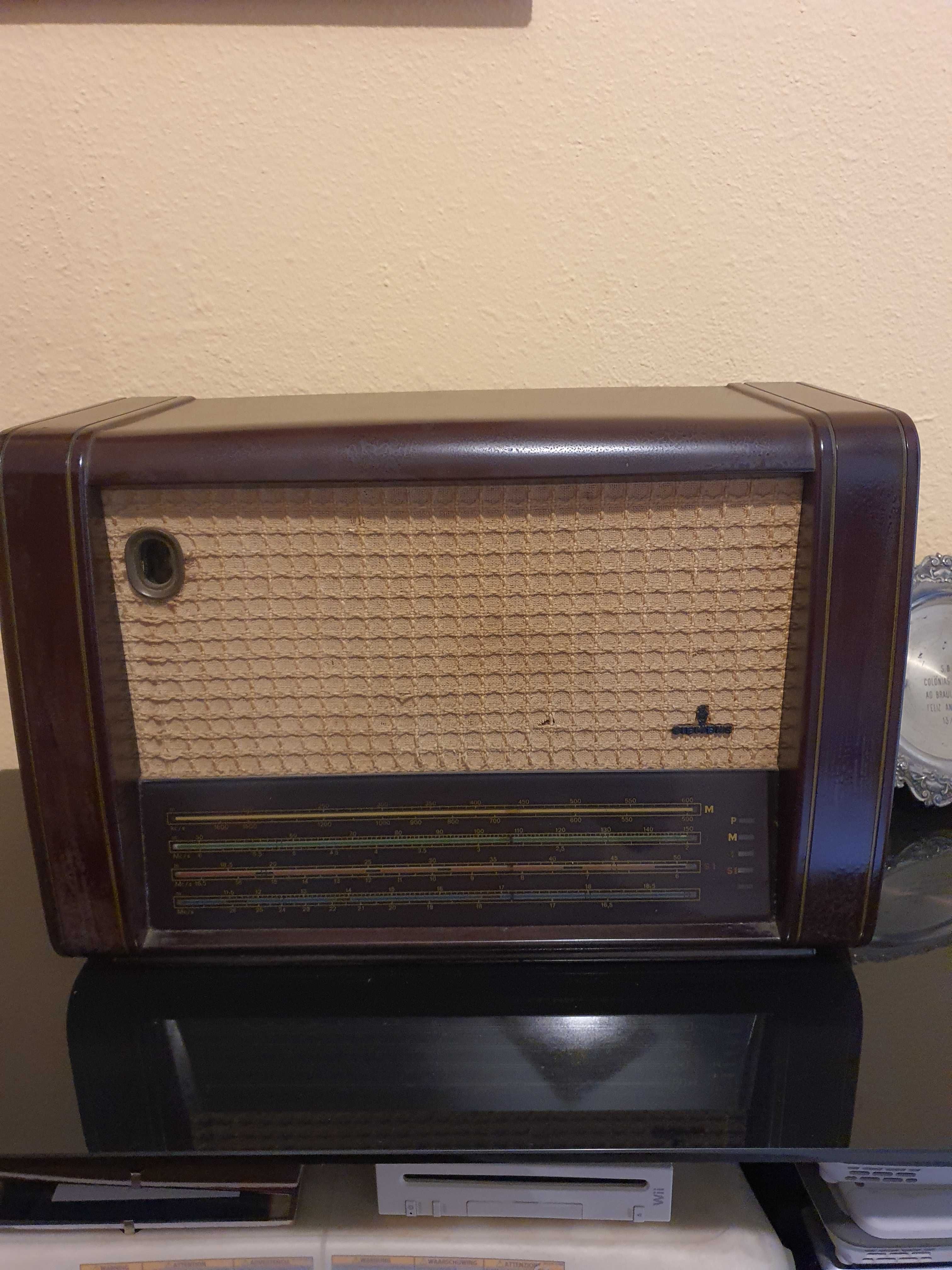 Radio vintage Siemens do ano 1950