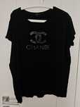 Czarny t-shirt z cekinowym napisem
