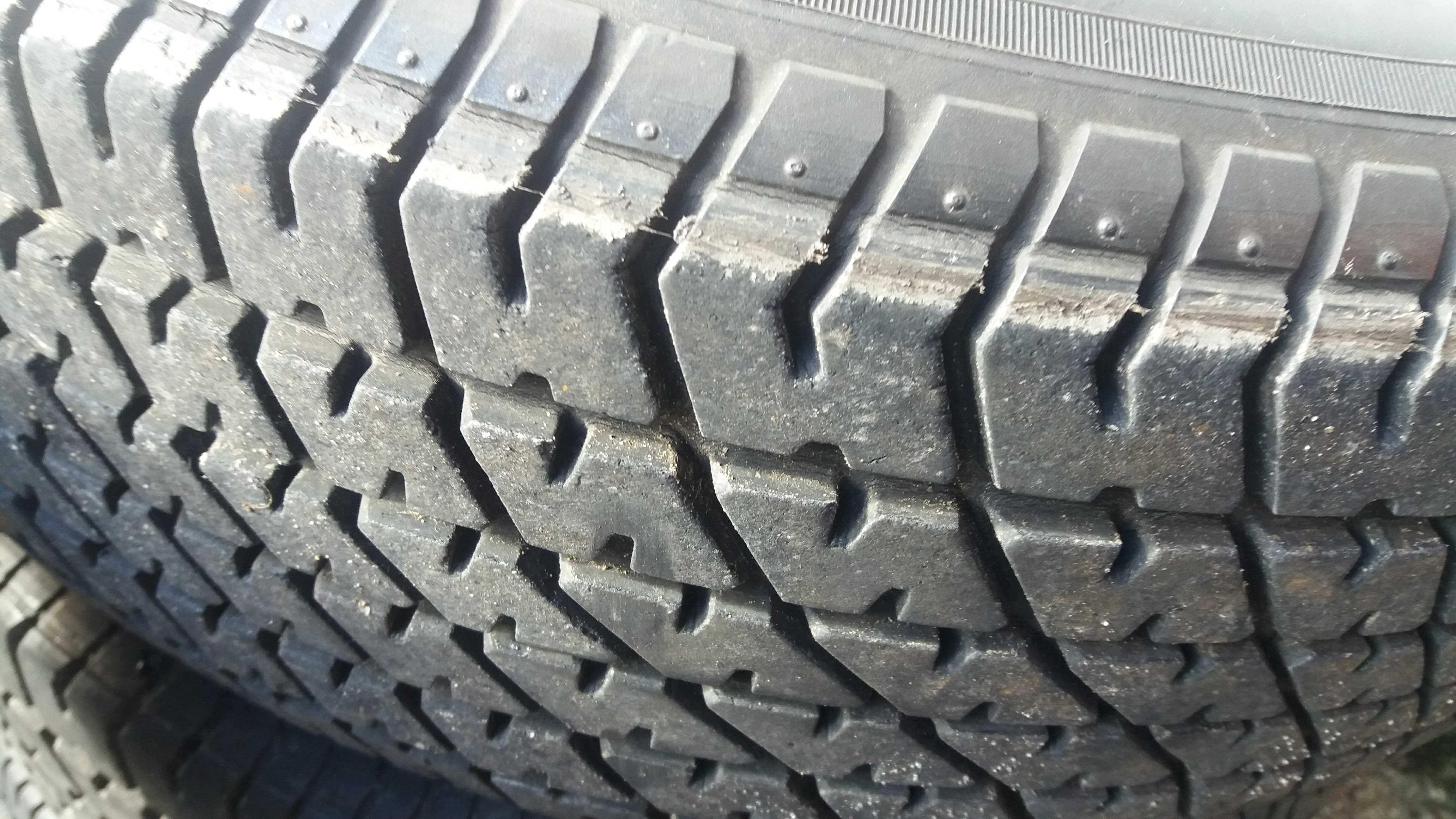 4 Pneus goodyear 235/60-15