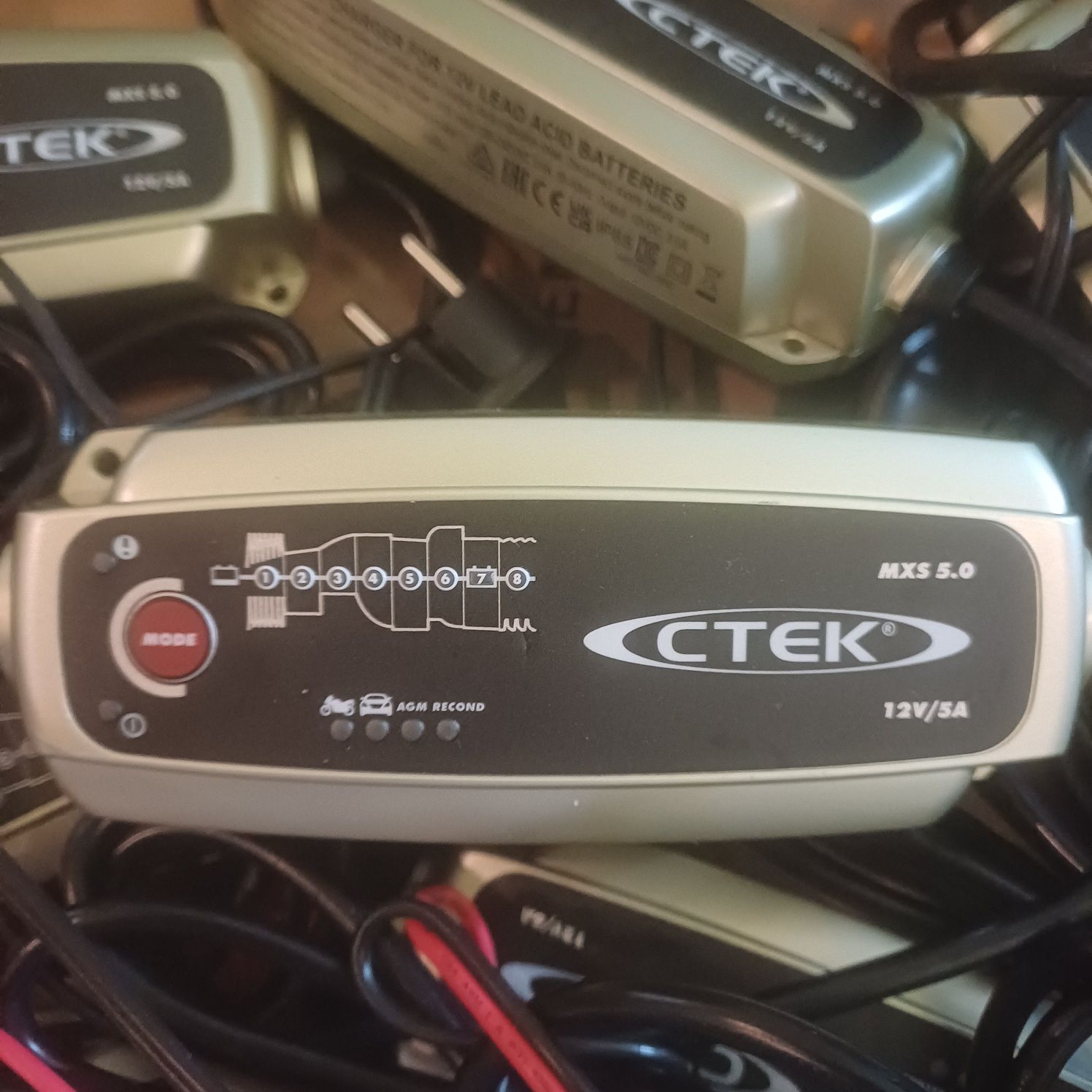 Автоматичний зарядний пристрій кислотно-свинцевих акумуляторів CTEK