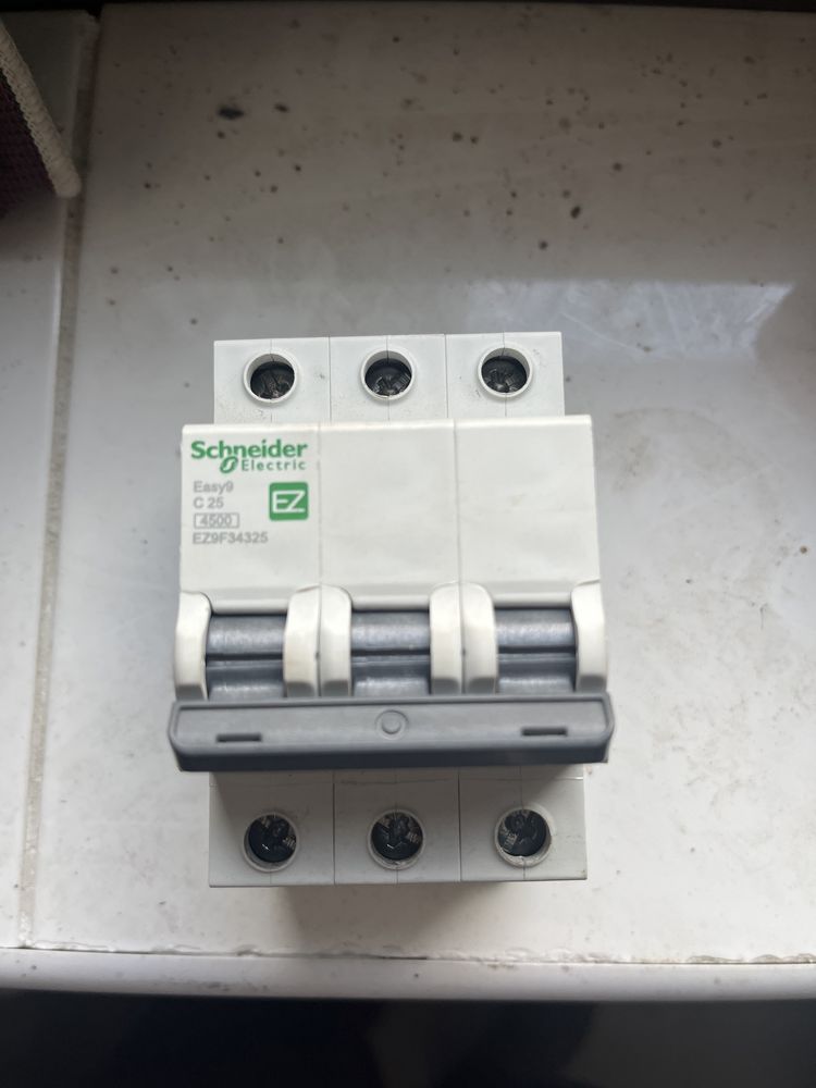 Автоматичний вимикач 3P 25A C Easy9 Schneider Electric EZ9F34325