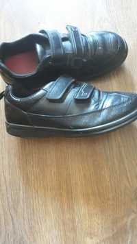 Шкіряні чорні кросівки Clarks, розмір 34