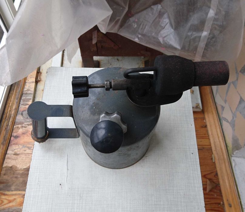 Паяльная керосиновая лампа.