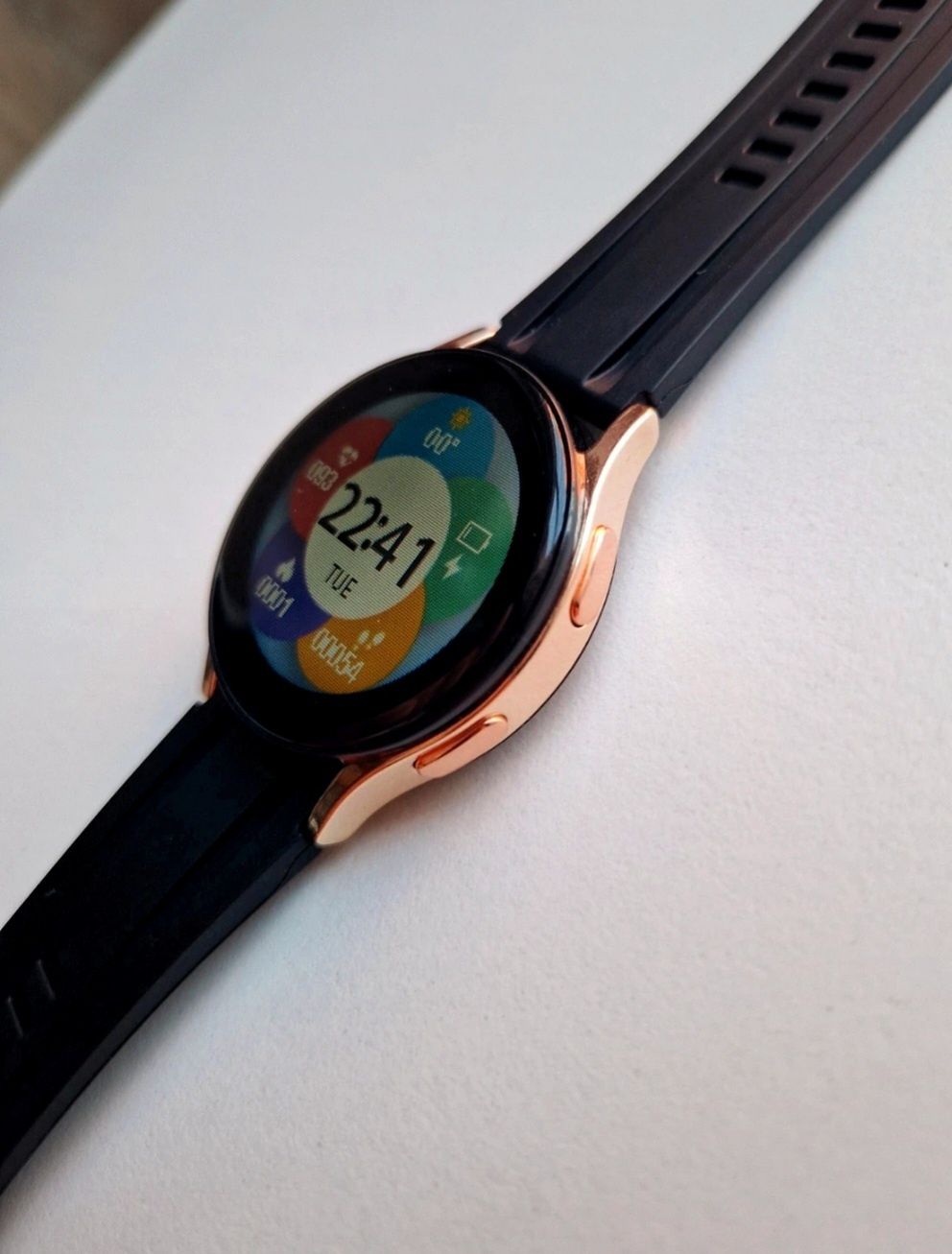 Smartwatch złoty na czarnym pasku
