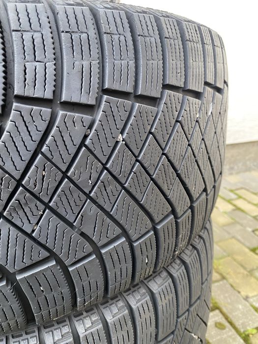 Зимові шини Pirelli Ice Zero FR 235/45 R18