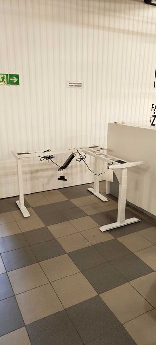 Stelaż regulowany, biurko elektryczne, narożne ACTIVE III