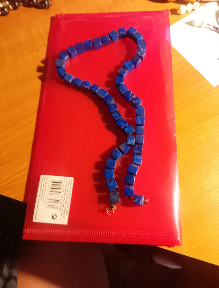 Colar lindo com 43 cubos de lápis lazúli