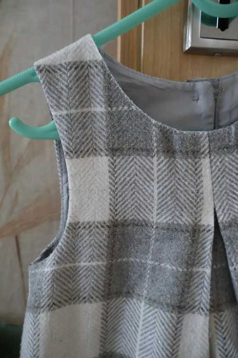 Szaro-biała sukieneczka rozm. 104 Nutmeg