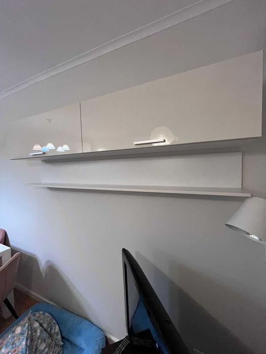 Móvel de parede com gavetas de abertura para cima