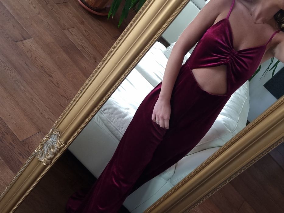 Bordowy długi welurowy kombinezon z szerokimi nogawkami na imprezę L