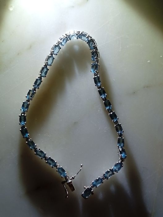 Браслет из белого золота 585пр., с натуральными топазами.