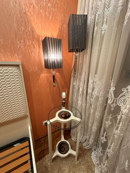 Прикроватний столик з світильником