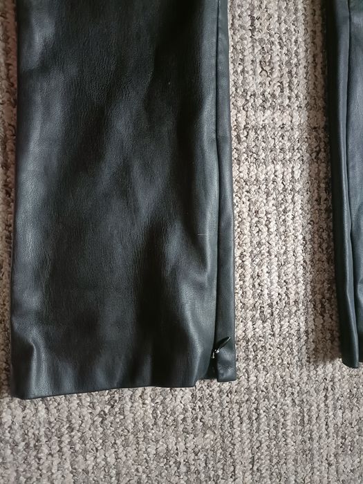 Lateksowe spodnie z szerszą  nogawka dzwon Zara