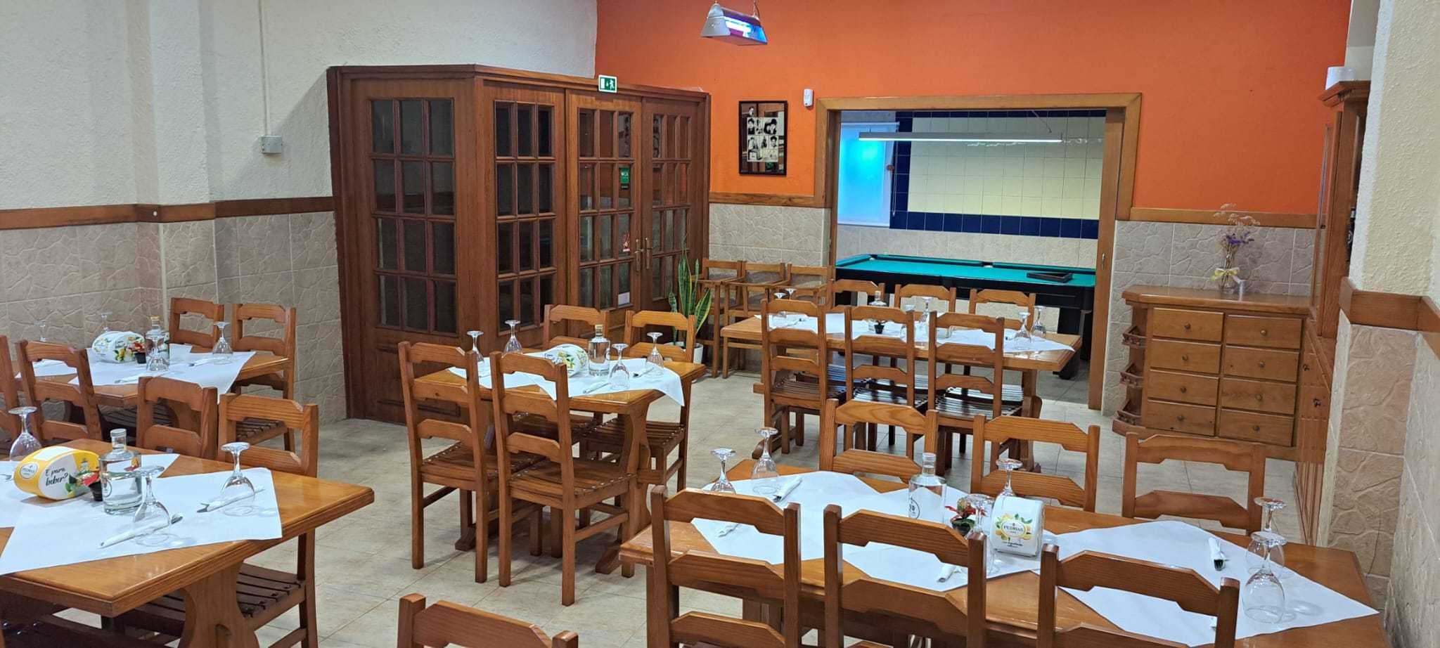 Restaurante com cozinha equipada