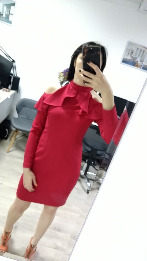Красное красивое платье