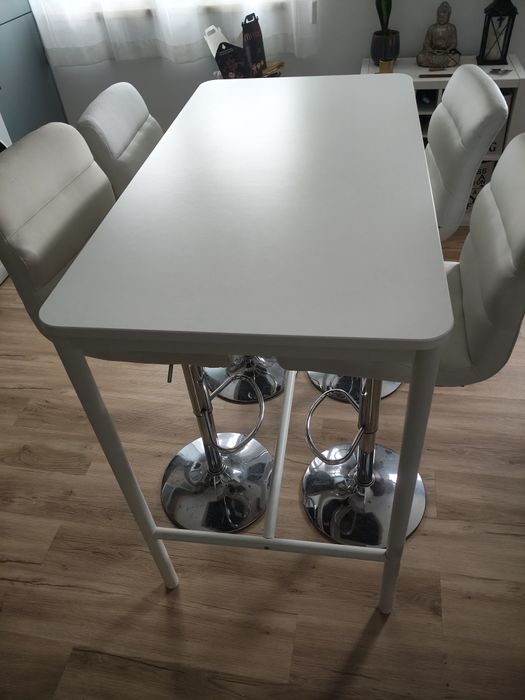 Mesa Alta com cadeiras