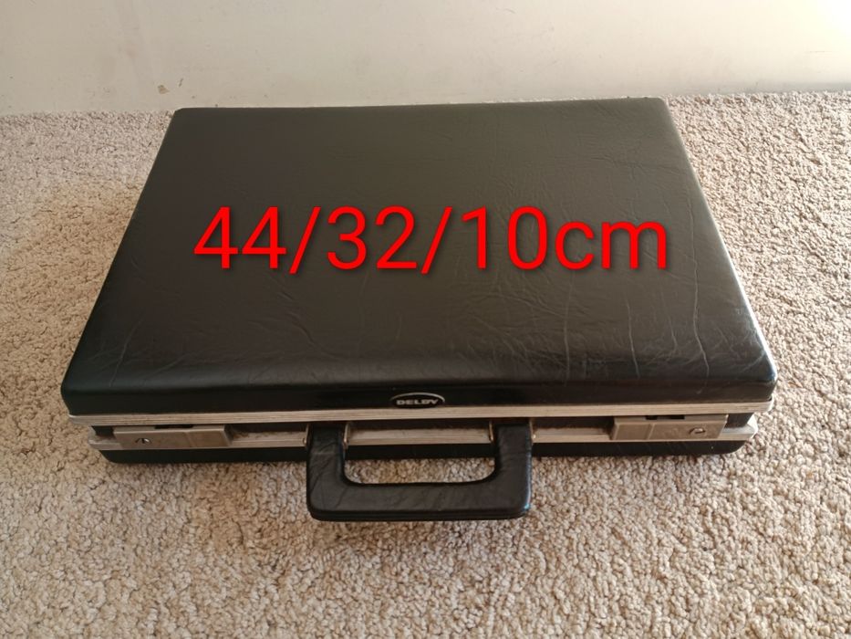 Mala executiva clássica em pele com cadeado, medidas 44/32/11cm bom es