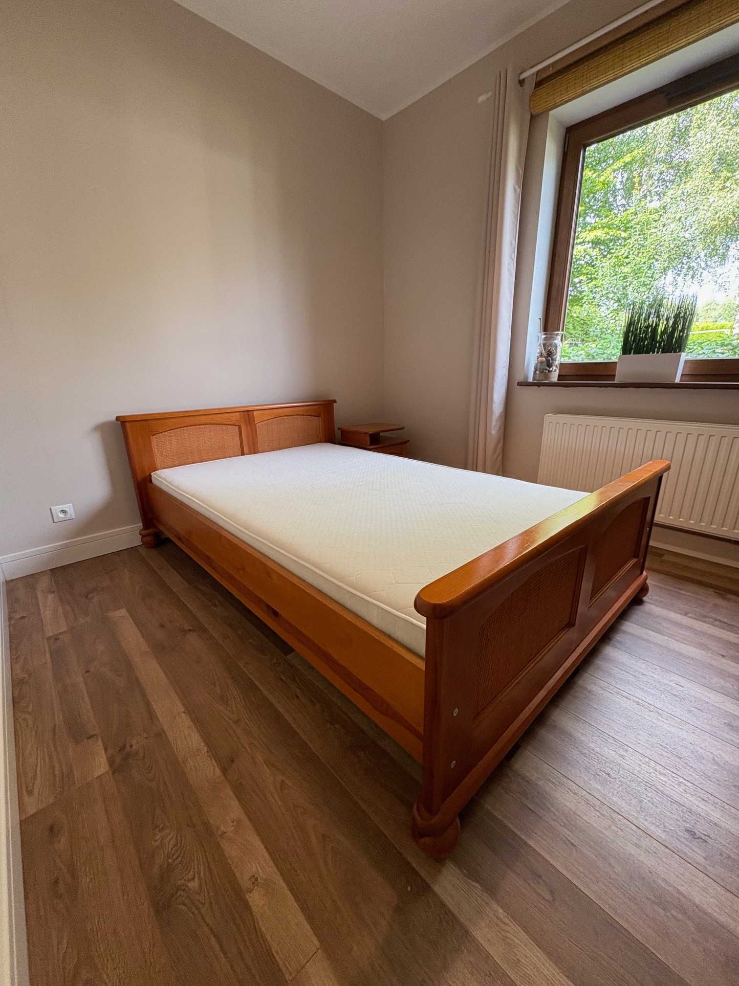Lóżko sypialniane drewniane 120x200 z materacem i szafką nocną