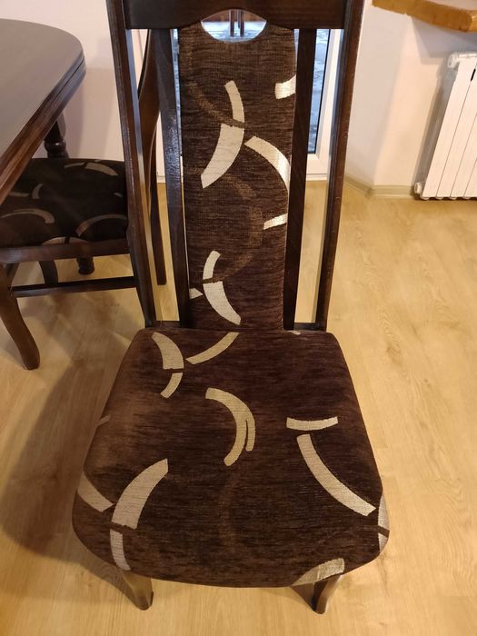 Stół z krzesłami