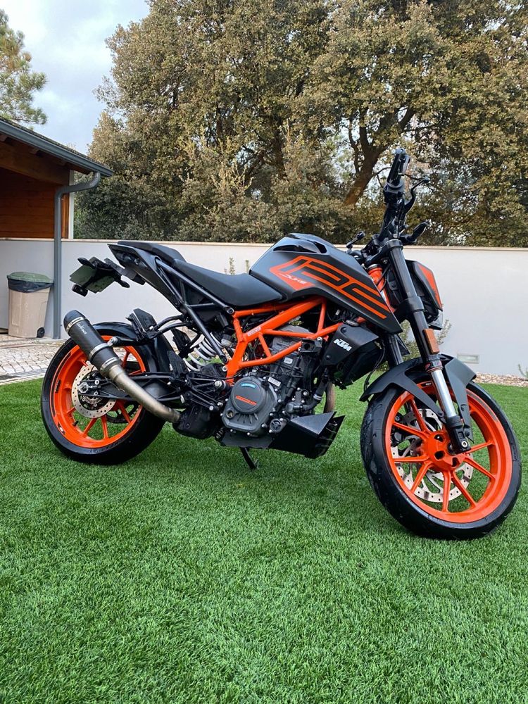 Ktm duke 125.