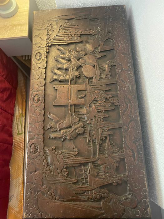 Arca antiga de madeira trabalhada