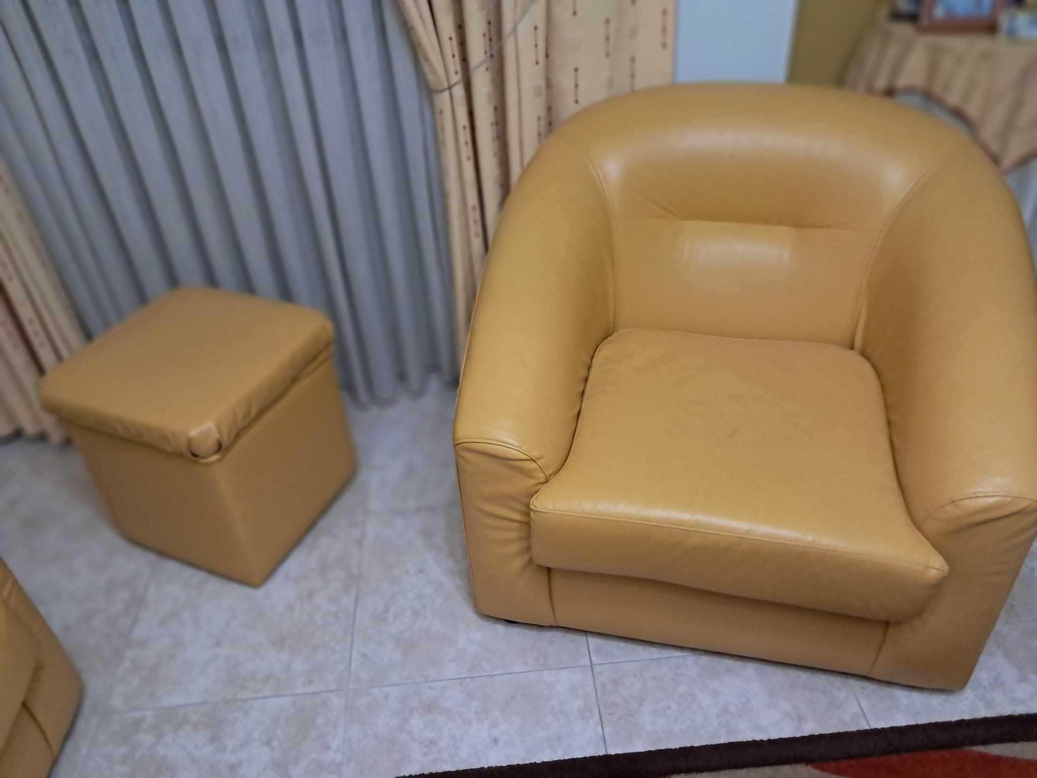Conjunto de sofás e um puff em pele sintética impecáveis