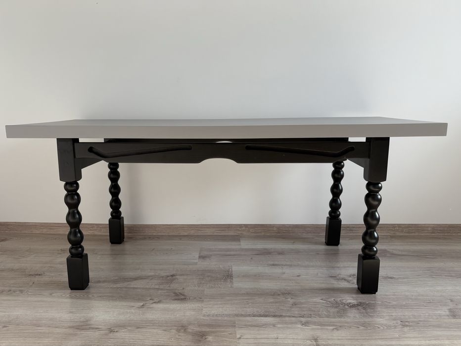 Stolik kawowy z toczonymi nogami – stylowy, unikalny design