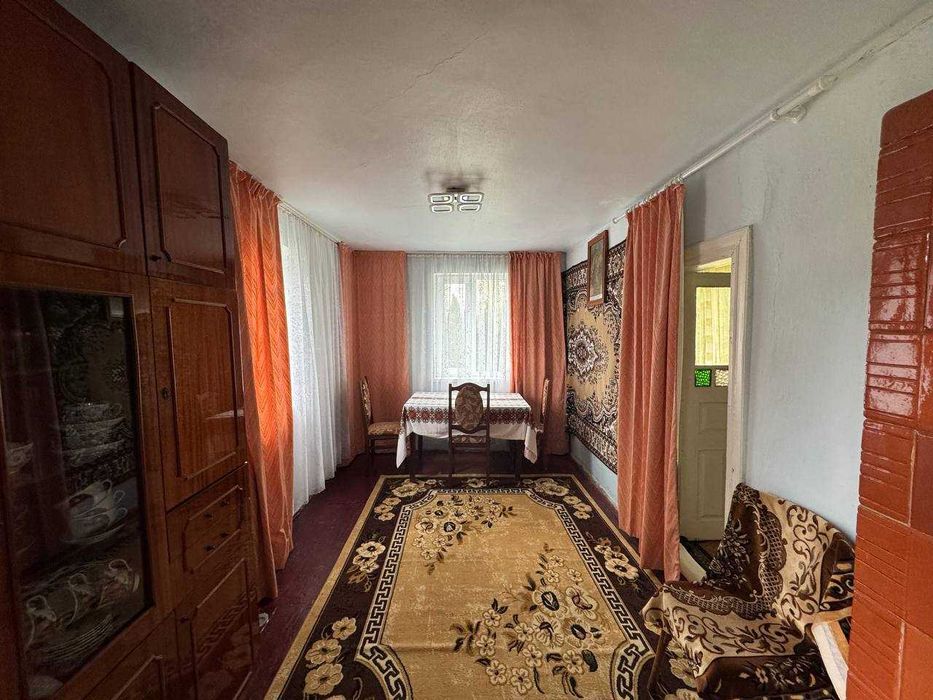 Продається житловий будинок із земельною ділянкою