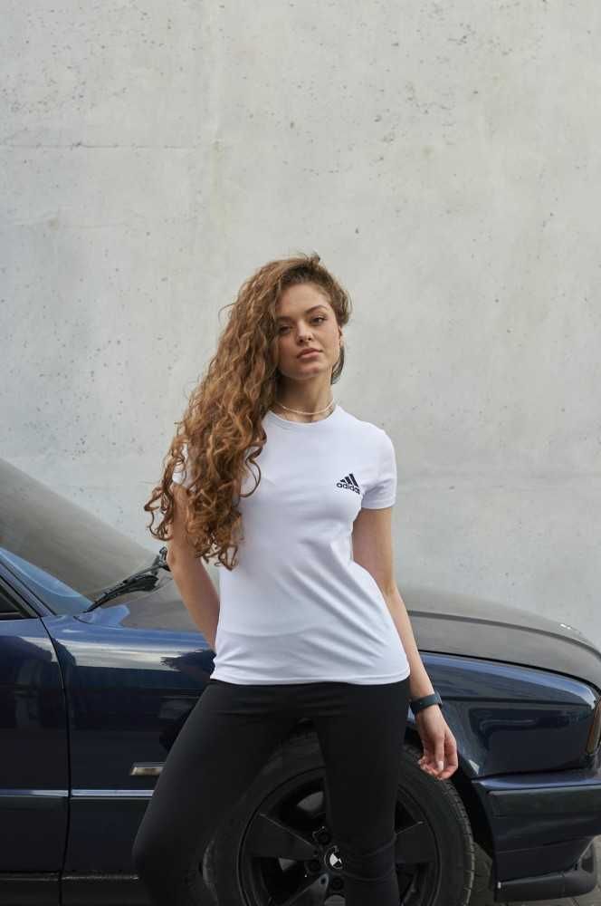 Жіноча футболка Adidas білого кольору