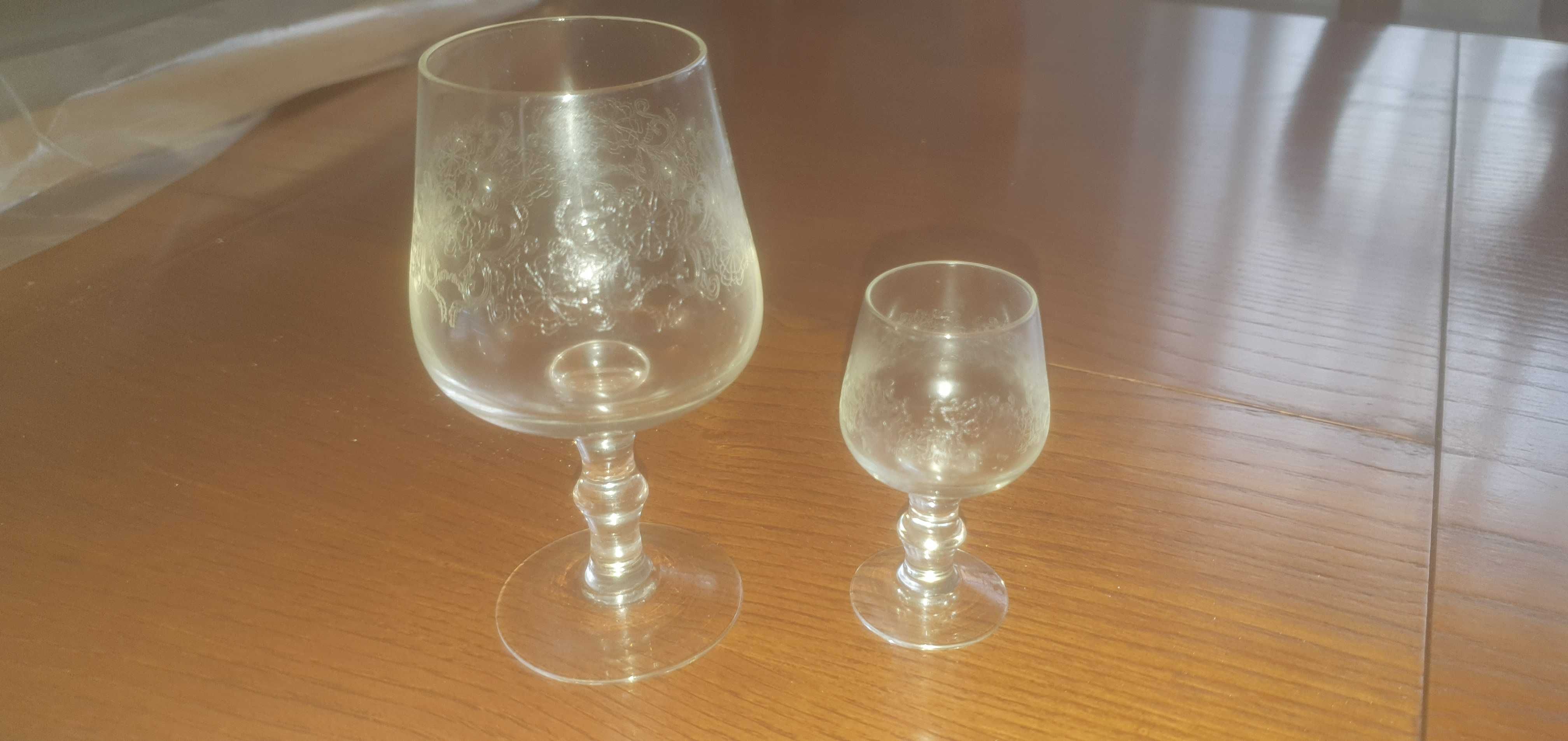 Copos de vinho , de licor e champanhe