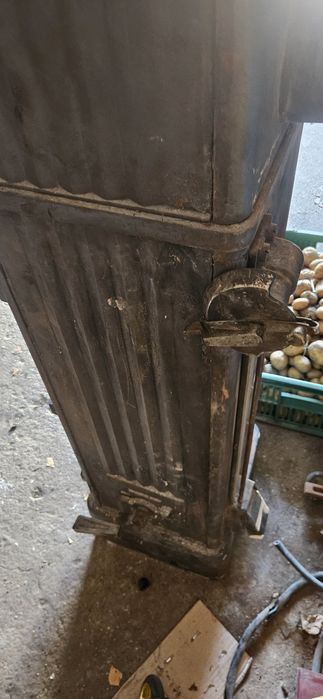 Zabytkowy Kominek wolnostojący koza żeliwny