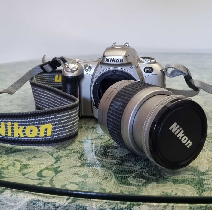 Vendo máquina fotográfica Nikon F55D de rolo, com saco de transporte.