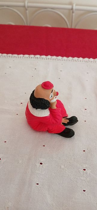 Estatueta pintada á mão