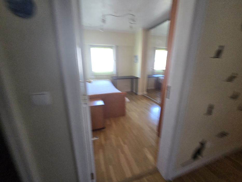 Cama de solteiro e mesa