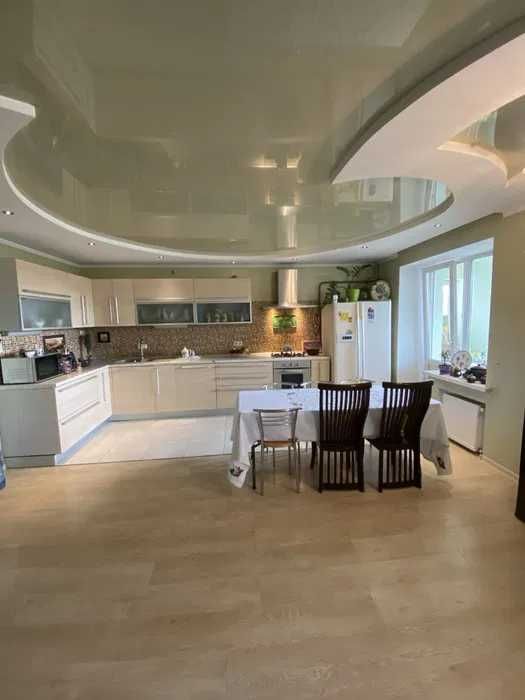 Продається 1/2 частки власності  у квартирі-студії на березі Дніпра