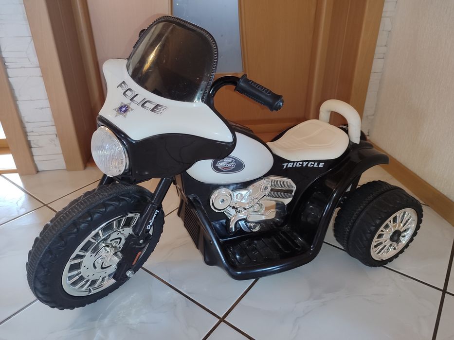 Motor policyjny na akumulator