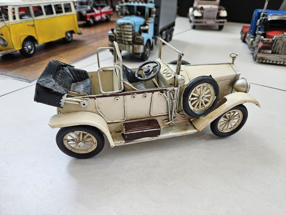 Metalowy samochód retro