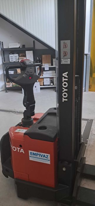 Stacker Empilhador Toyota com Plataforma