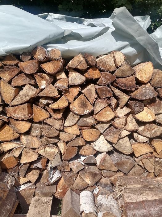 Drzewo na opał pocięte i porąbane