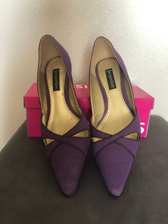 Sapatos de salto alto cor lilás